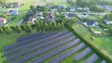 Doğada güneşten temiz elektrik üretiyor.