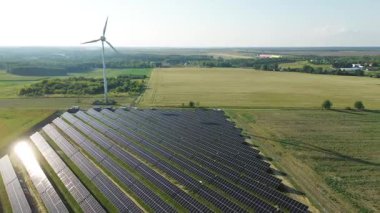 Güneşli kırsal çevrede temiz yenilenebilir enerji