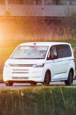 Çevre dostu araç huzur içinde hareket ediyor.