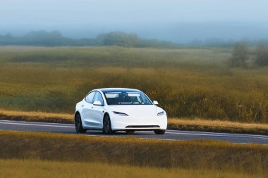 Temiz enerji melez aracı kırsal alanda seyahat ediyor.