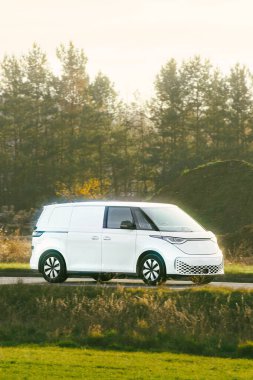 Yeşil plakalı modern elektrikli cip.