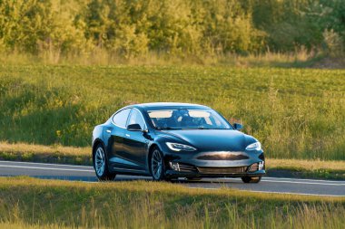 Batarya motorlu EV açık manzaralı yolda ilerliyor