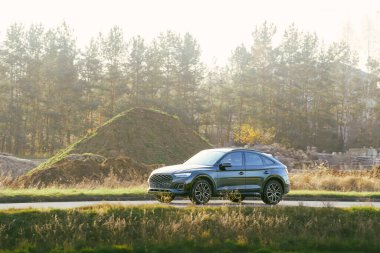 Açık yolda giden elektrikli bir araç.