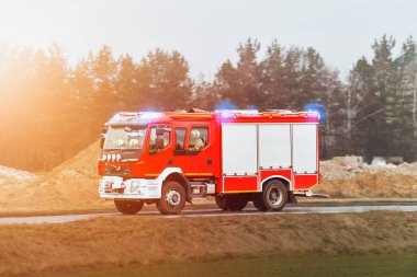 Işıkları yanıp sönen kırmızı itfaiye arabası