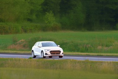 Moda ayar detaylarıyla ön görünüm hatchback