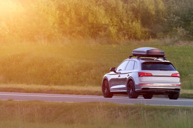 Otomatik bagaj kutusuyla kırsal yolda