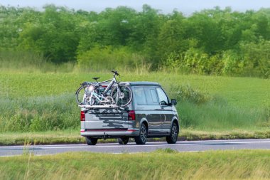 Gezgin kampçı kırsal yolda gidiyor.