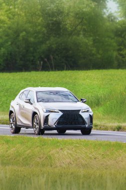 Japon geçiş aracı kırsal alanda ilerliyor.