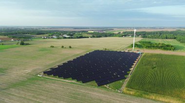 Doğadaki güneş ve rüzgardan elektrik üretimi