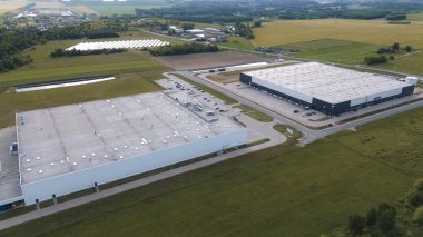 Büyük endüstriyel dağıtım binasında nakliye kamyonları