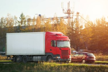 Kırsal otoyoldaki kargo kamyonu