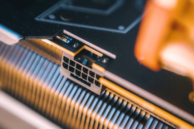 Grafik kartına eklenmiş 12VHPWR kablosunun ayrıntılı görünümü