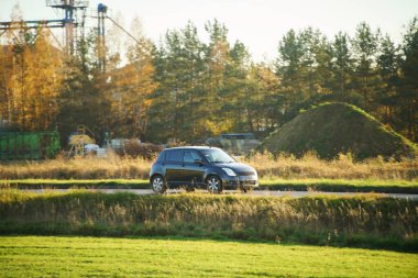 Kırsal kesimden geçen elektrikli bir araç.