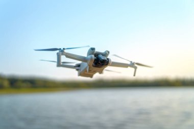 4K video ve keşif için uçan helikopter