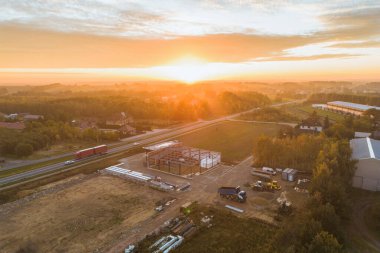 Gün batımında ağır makine binası