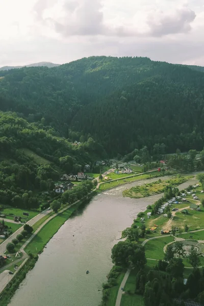 Nehir ve orman manzaralı turizm beldesi