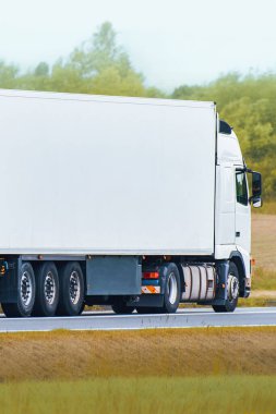Kırsal yolda boş beyaz yük kamyonu