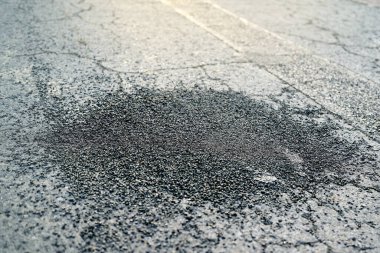 Yol onarımından sonra sert asfalt dokusu