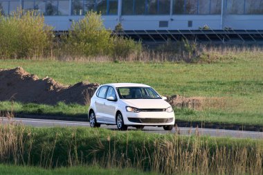 Yan görüntüde faydacı şehir arabası görüntülendi