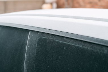 Park etmiş bir otomobilin karlı yüzeyi