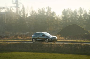 Manzaralı kırsal bir yolda araba sürüyor.