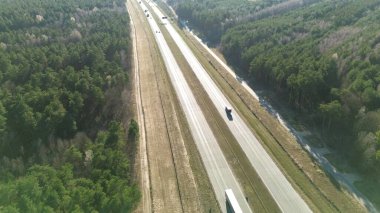 Açık otoyolda trafik vardı.