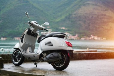 Kıyı dağları yakınında iki tekerlekli bir araç.