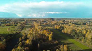 Tarımsal alanlar ve güneş ışığıyla kırsal manzara
