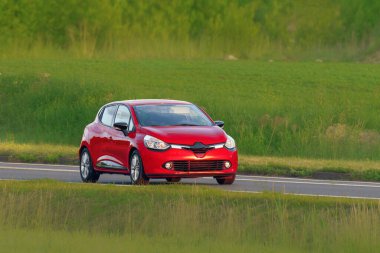 Aerodinamik tasarımı olan modern kompakt hot hatch