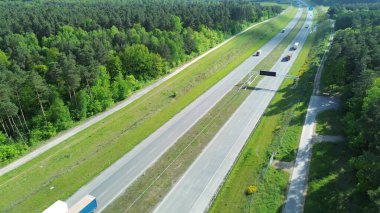 Trafik akışına sahip kırsal otoyol