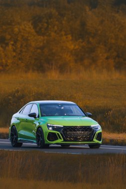 İş yürüten araba manzaralı yolda ilerliyor.