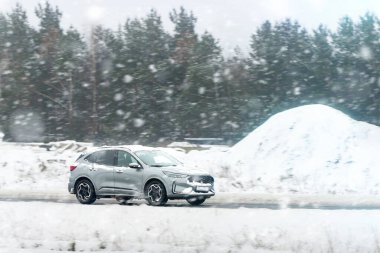Islak kış asfaltında lüks otomobil seferi