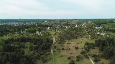 Yürüyüşçülerle birlikte doğal ortamda kayalık.