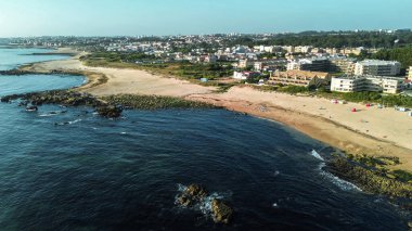 Kayalık sahil ve sahil manzaralı İHA.