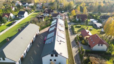 Güneş panelleri olan banliyö evi çatısı