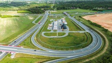 Yoğun trafik akışıyla şehir otoyolu üstgeçidi