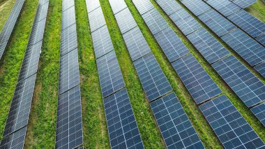 Üst atmosferde güneş ışığıyla bulutlar