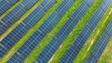 Yoğun kabarık bulutlar gökyüzünde