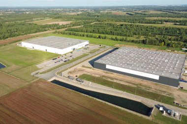 Yükleme limanları ve kamyonları olan büyük bir dağıtım deposu