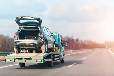 Arızalı SUV çekici ile taşınıyor.