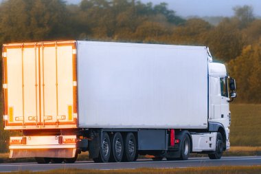 Taşıma aracı ülke yolunda.