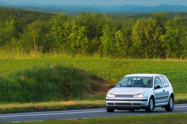 Zarif turbo şarjlı genç açık yolda seyahat ediyor.