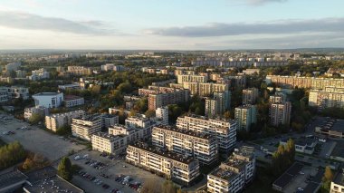 Modern konut arazisi olan şehir manzarası