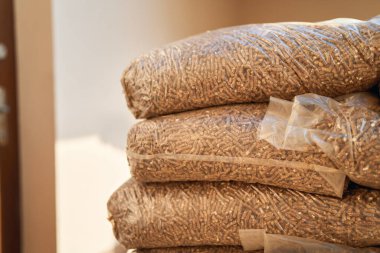 Büyük sıkıştırılmış biyo pelet yığını