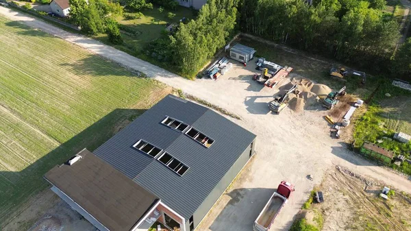 Makine ve inşaat araçlarıyla inşa alanı