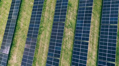 Yeşil elektrik üreten modern güneş panelleri