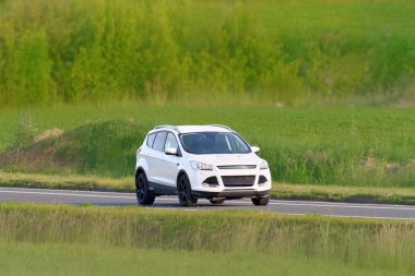 Yeşil manzaralı gösterişli bir arazi aracı.