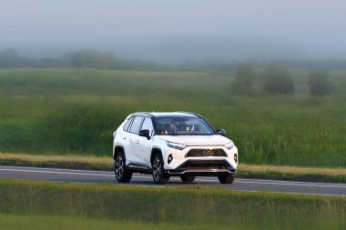 Tam ölçekli arazi aracı manzaralı kırsal yolda seyahat ediyor