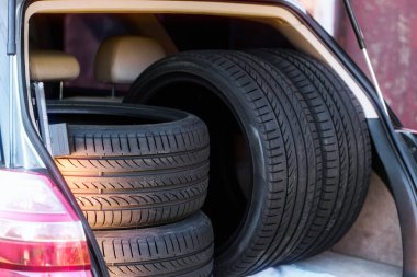 Tamirci taze yaz lastikleri taşıyor.