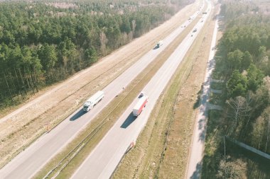 Kargo gemisi yolun boş kısmını kullanıyor.